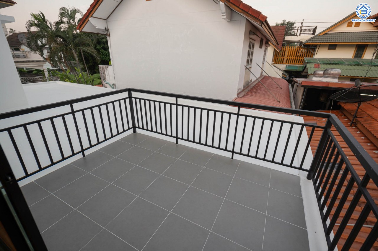 บ้านมือสองตกแต่งใหม่ ตกแต่งสไตล์ Nordic โครงการ กฤษดานคร18 บรมราชชนนี-พุทธมณฑลสาย3  เนื้อที่ 60 ตร.ว. บนพื้นที่ใช้สอยมากถึง 322 ตร.ม. อีกระดับของฟังก์ชัน 3 ห้องนอน 3 ห้องน้ำ 1 ห้องอเนกประสงค์ จอดรถได้ 3 คัน บรรยากาศสุด Private บนทำเลศักยภาพเชื่อมต่อหลายเส้นทาง ใกล้เซ็นทรัลปิ่นเกล้า ม.มหิดล และทางด่วน "ศรีรัช"